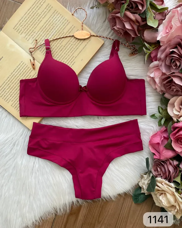 Conjunto liso pink com bojo, sobre pelúcia branca com flores